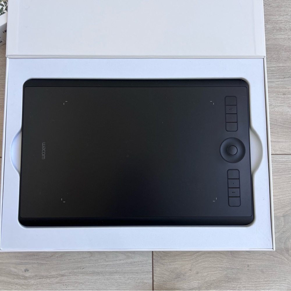Wacom Intuos Pro Creative Tablet - Picture 4 of 5